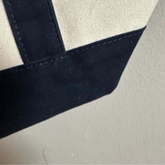 Vineyard Vines | classic boat tote lacrosse
Canvas tote gingham lined tote bag - Picture 7 of 9